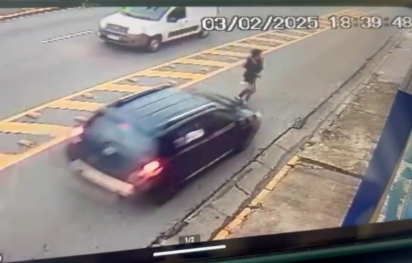 VÍDEO: motorista atropela mulher e foge sem prestar socorro na Grande SP