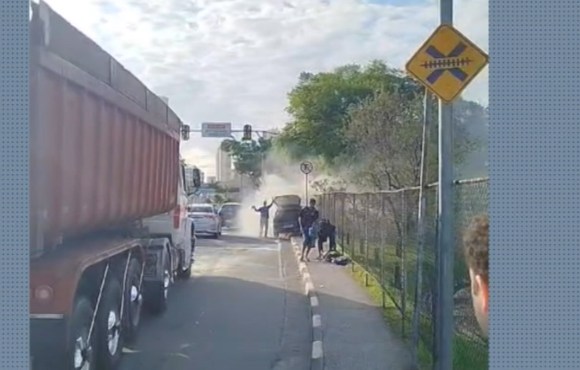 Carro pega fogo e causa congestionamento no Nova Mogilar