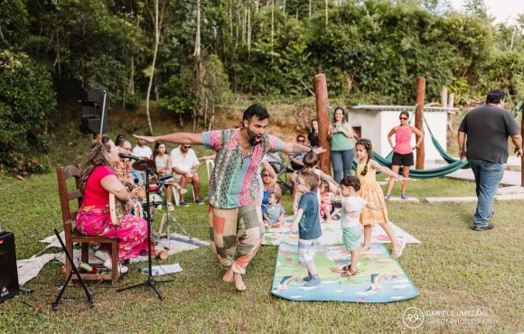 Rolê no Alto Tietê: fim de semana tem humor com Júnior Chicó e teatro com Liza Vieira