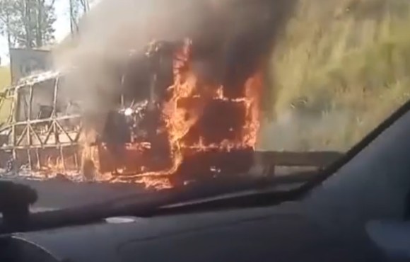 VÍDEO: Micro-ônibus pega fogo na rodovia Mogi-Dutra