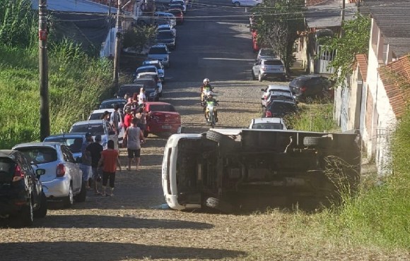 Caminhão colide com dois carros e capota em Mogi das Cruzes