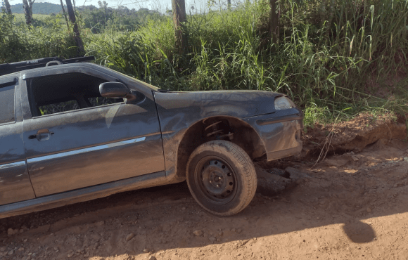 Moradores reclamam de cratera que já causou vários acidentes em estrada de Mogi das Cruzes