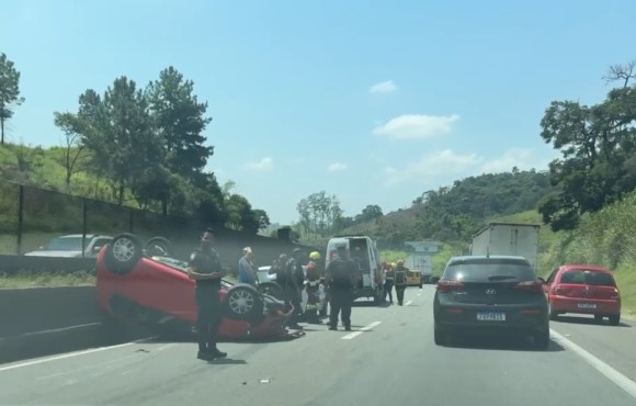 Carro capota e causa tráfego intenso na Dutra, em Arujá