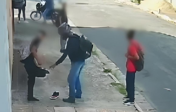 VÍDEO: câmera flagra assaltante levando tênis de estudante na saída da escola na Grande SP