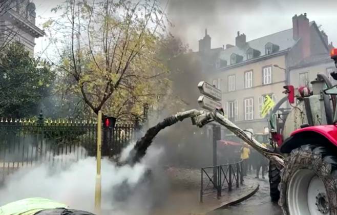 Tanques de vinho esvaziados, despejo de estrume nas ruas: agricultores franceses protestam pelo 3º dia seguido contra acordo da UE com Mercosul