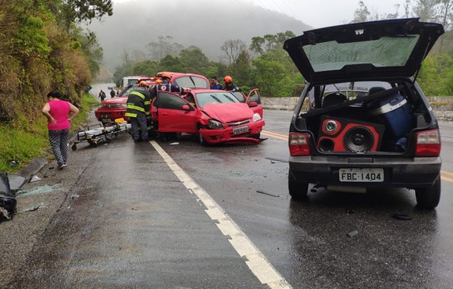 Acidente entre dois carros deixa feridos na Mogi-Bertioga