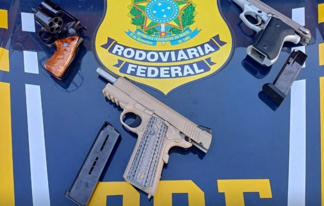 PRF apreende armas de calibre restrito escondidas no corpo de motorista que trafegava pela Dutra, em Arujá